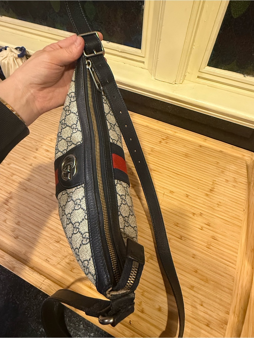 authentic Gucci Beige GG Supreme Canvas Crossbody with Red & Blue Stripe - Picture 6 of 12